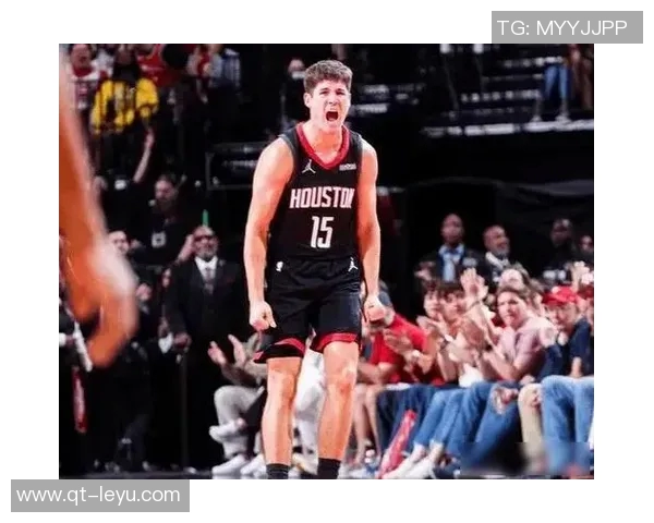 火箭队训练气氛愉快亚当斯谢泼德申京笑容满面展现团队精神