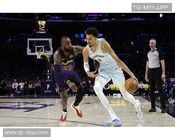 老队友默契配合濃眉果断分球助拉塞尔轻松命中三分